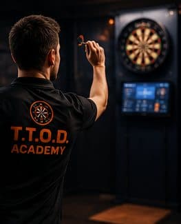 Spieler beim Training vor einem Dartboard
